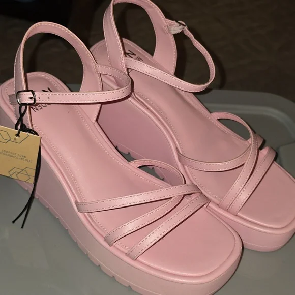 (J31) Madden NYC Women's Quarter Strap Wedge - Picture 2 of 6